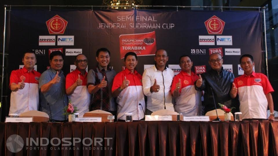 Sesi foto di hadapan awak media.